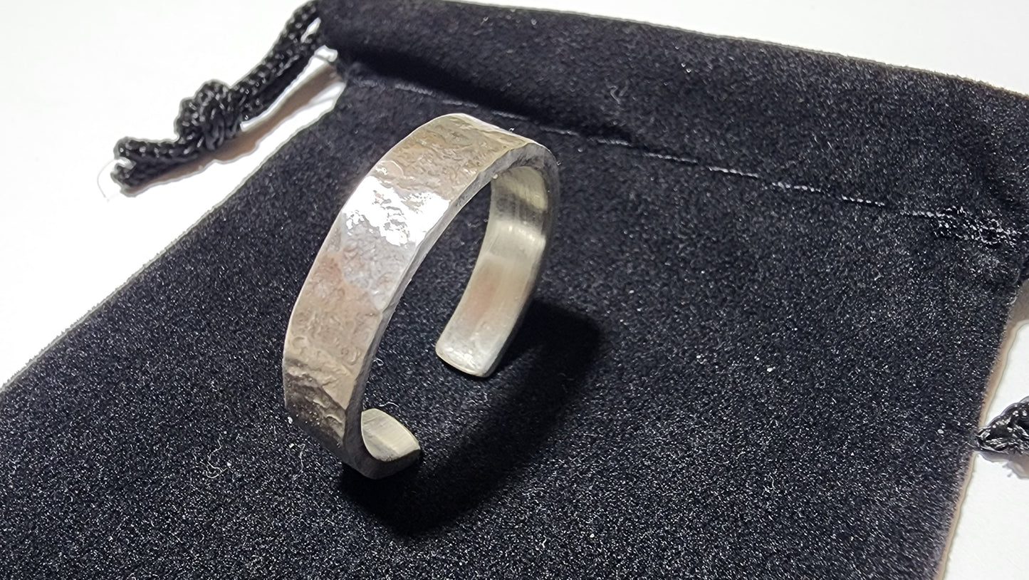 Hand-Hammered 925 Silver Open Ring - Unisex Artisan Crafted Band for Men and Women - Contemporary Design - Customizable Size