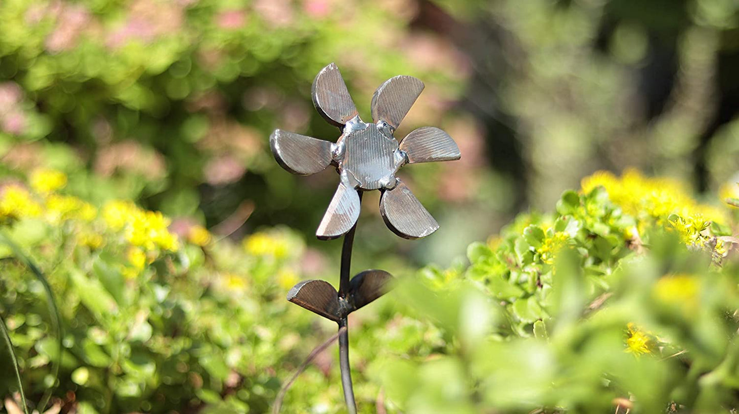 Rustic Recycled Metal Welded Flower Yard Art Garden Decoration